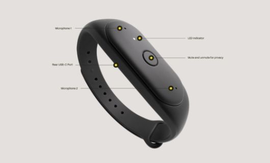 스마트 팔찌 비 파이어니어(Bee Pioneer). 웨어러블 AI 기기 스타트업 비(Bee)가 만든 파이어니어는 음성을 기록하고, 이를 기반으로 할 일 목록, 요약, 개인 인사이트를 제공한다.