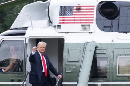 영국을 국빈 방문한 도널드 트럼프 미국 대통령이 16일(현지시간) 백악관에서 마린원에 탑승해 공항으로 이동하고 있다. AFP=연합뉴스
