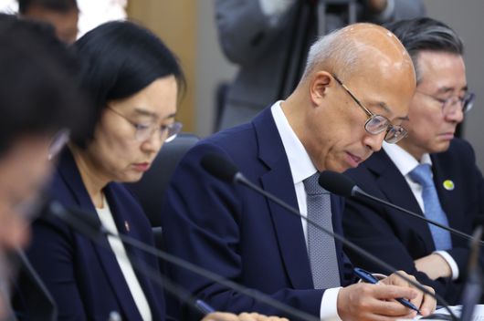 조원철 법제처장이 16일 정부세종청사에서 열린 국무회의에서 참석자 발언을 들으며 자료를 살펴보고 있다. 연합뉴스