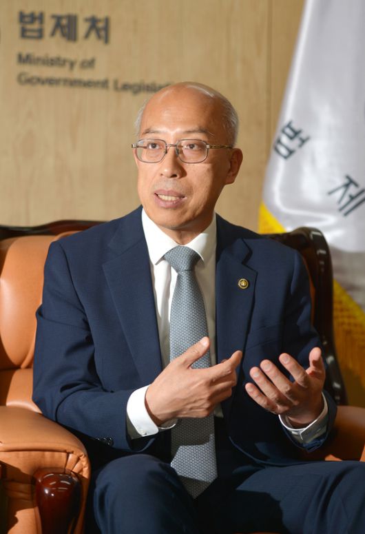 조원철 법제처장은 16일 인터뷰에 앞서 이재명 대통령이 정부세종청사에서 주재한 국무회의에 참석했다. 조 처장은 “국무위원 구성이 마무리되며 이 대통령 마음도 가벼워진 것 같았다”고 말했다. 김성태 객원기자