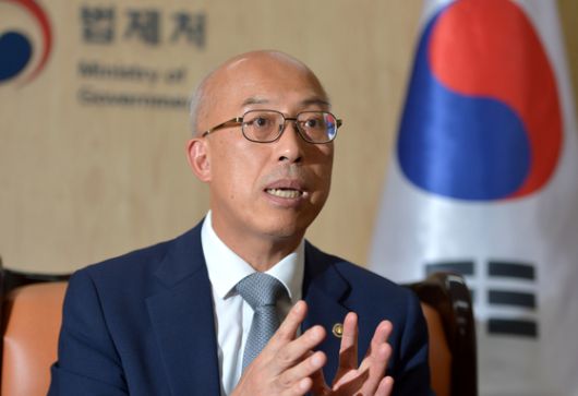 조원철 법제처장이 16일 오후 정부세종청사 법제처에서 중앙일보와 인터뷰를 하고 있다. 조 처장은 이재명 대통령의 사법연수원 동기(18기)이자 ‘대장동 사건’ 변호인이었다. 그는 ‘보은 인사’ 논란에 대해 “(이 대통령은) 냉정할 정도로 부채 의식이 없다”며 동의하지 않았다. 김성태 객원기자