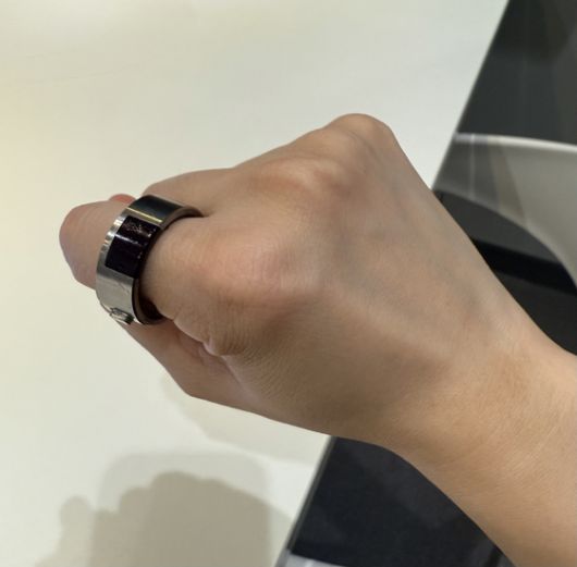 스마트 반지 위즈퍼링(WIZPR RING). AI 스타트업 브이터치의 위즈퍼링은 사용자가 입에 가까이 대고 말하면 AI와 대화가 가능한 음성 입력 반지다.