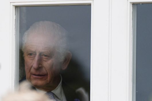 현지시간 17일, 영국 찰스 3세 국왕이 윈저에서 도널드 트럼프 미국 대통령의 도착을 기다리고 있다. 트럼프 대통령은 이날 예정보다 10여분 늦게 환영식에 도착했다. AFP=연합뉴스