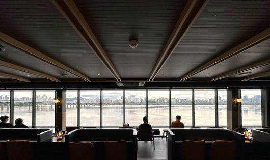 18일 한강버스에 탑승한 오세훈 서울시장. 문희철 기자