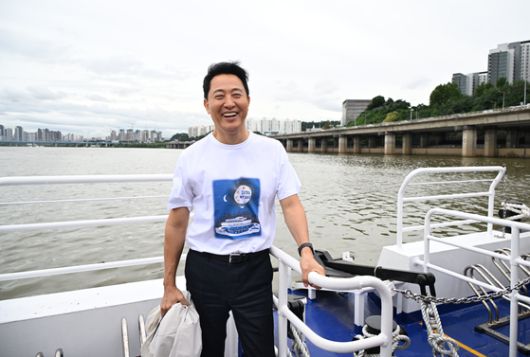 18일 서울 송파구 잠실선착장에서 시민들이 한강버스를 기다리고 있다. 문희철 기자