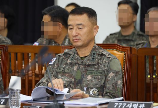 지난해 10월 30일 서울 여의도 국회에서 열린 정보위원회 국정감사에 출석한 원천희 국방정보본부장이 자료를 검토하고 있다. [국회사진기자단]