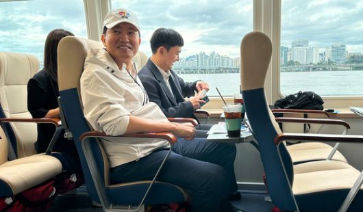 한강버스 여의도선착장 1층에서 판매 중인 서울 굿즈. 한강버스와 케이팝 데몬 헌터스 관련 상품을 전시했다. 문희철 기자