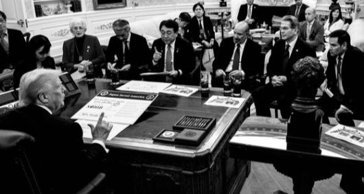 지난 7월 22일(현지시간) 미국 워싱턴DC 백악관에서 열린 미일 관세협상 장면. 도널드 트럼프 미국 대통령 자리에 숫자가 적힌 판이 놓여있다. 일본 대표로 협상에 참석한 아카자와 료세이 경제재생담당상이 트럼프 대통령 맞은편에 앉아있다. 백악관 부비서실장 엑스(X) 캡처