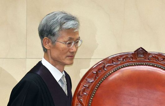 조희대 대법원장이 18일 서울 서초구 대법원에서 열린 전원합의체에 입장하고 있다. [연합뉴스]