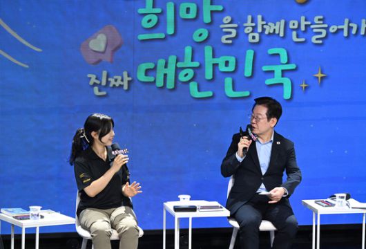 지난 9일 오후 경북 경산시 영남대 천마아트센터에서 열린 '2025 경북 드림페스타'를 찾은 취업준비생들이 업체 관계자와 취업상담을 하고 있다. 뉴스1