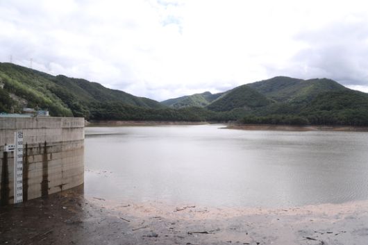 21일 강원 강릉시 주요 상수원인 오봉저수지 상류 인근에서 시민들이 저수지를 쳐다보고 있다. 연합뉴스