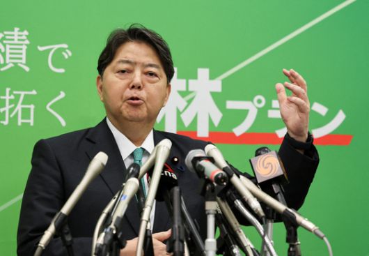 지난 18일 하야시 요시마사 관방장관이 자민당 총재 선거 출하회견을 하고 있다.로이터=연합뉴스