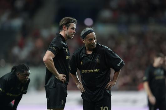 지난 14일 서울월드컵경기장에서 축구전설들이 맞붙은 아이콘매치. 프리킥을 앞둔 창팀의 베일(왼쪽)과 호나우지뉴. [사진 넥슨]