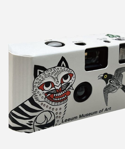 까치 호랑이가 그려진 1회용 카메라. [사진 리움미술관]