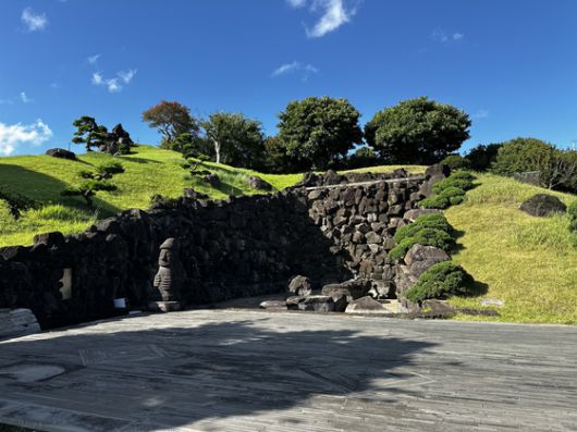 성범영 생각하는 정원 원장(오른쪽)과 아들인 성주엽 대표이사가 지난 8월 25일 정원의 소나무 앞에서 미소를 짓고 있다. 최충일 기자