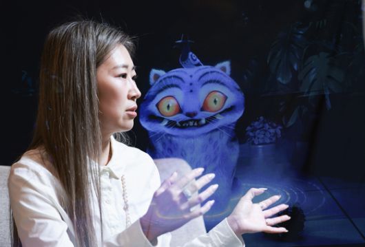 지난 18일 서울 소공동 롯데호텔에서 인터뷰 중인 ‘케이팝 데몬 헌터스’(‘케데헌’)의 매기 강 감독. 배경에 애니메이션 속 호랑이 캐릭터 '더피' 이미지를 합성했다. 권혁재 사진전문기자