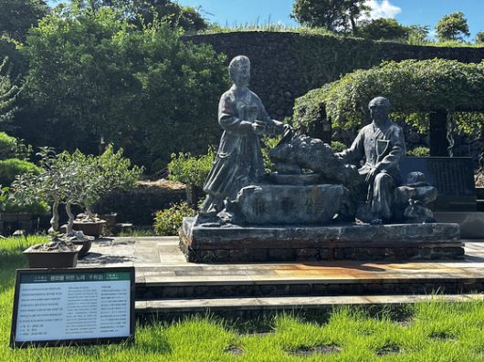 제주 생각하는 정원을 찾은 관광객들이 성범영 원장의 안내를 받고 있다. 최충일 기자