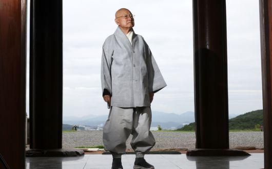 성파 스님이 통도사 장경각 앞에 서 있다. 성파 스님은 팔만대장경 전체를 직집 도자기 방식으로 제작해 1000년이 흘러도 변함이 없도록 만들었다. 양산=송봉근 기자