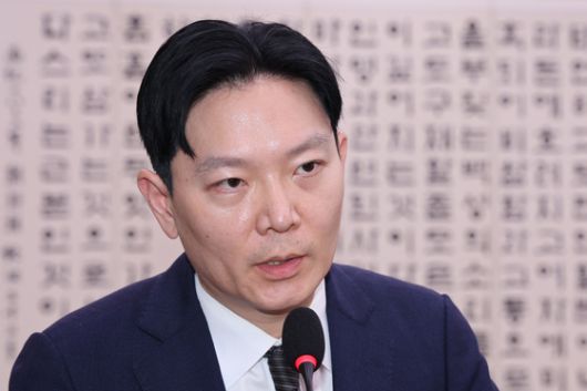 지난 16일 서울 여의도 국회에서 열린 법제사법위원회 전체회의에서 박균택 더불어민주당 의원이 곽규택 국민의힘 의원의 발언에 항의하고 있다. 뉴스1