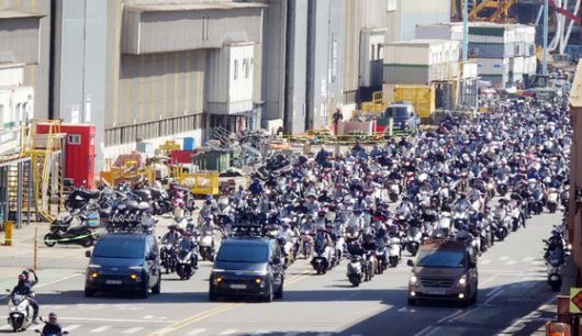 오토바이 경적 시위하는 HD현대중 노조.연합뉴스