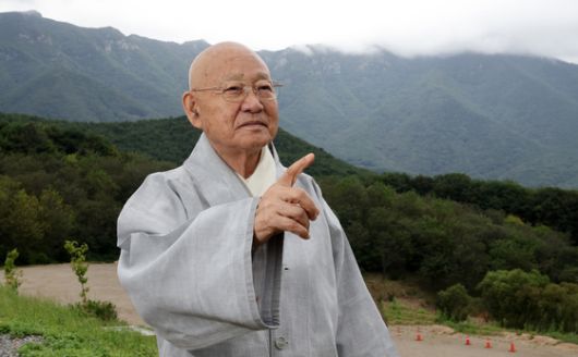 통도사 서운암에서 만난 성파 스님은 “티끌 같은 먼지 하나에 온 우주가 담겨 있다. 작은 것 하나라도 소홀히 하지 마라. 하나를 뚫으면 온 우주가 뚫린다”고 말했다. 양산=송봉근 기자