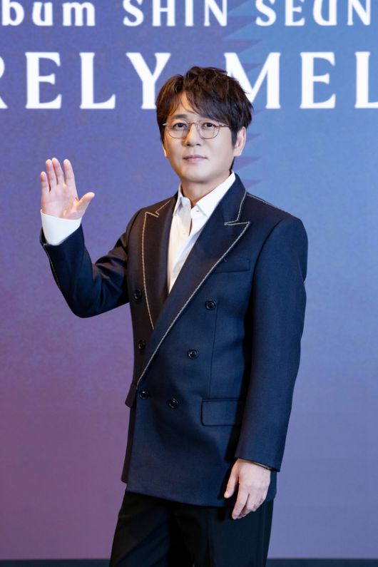 신승훈은 "우리 어머니 픽은 '이별을 배운다'였다"며 애절한 정통발라드의 곡을 소개했다. 사진 도로시컴퍼니