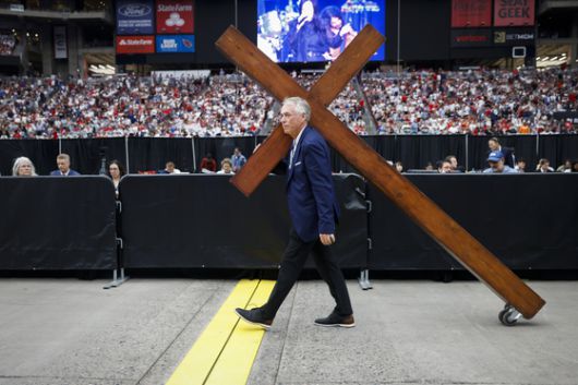 JD 밴스 미국 부통령이 21일(현지시간) 애리조나주 글렌데일 스테이트팜 스타디움에서 열린 우익 운동가 찰리 커크의 공개 추모식에서 연설하고 있다. AFP=연합뉴스