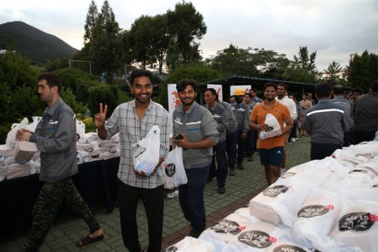 지난 6월 거제시 한화오션 조선소에서 일하는 외국인 근로자들이 ‘치킨데이’를 즐기고 있다. [사진 한화오션]