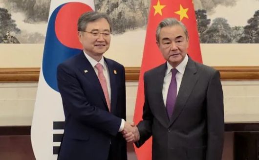 시진핑 중국 국가주석의 방한을 논의하기 위해 방중한 조현 외교부 장관이 17일 베이징 댜오위타이 국빈관에서 왕이 외교부장을 만나 악수하고 있다. [외교부]