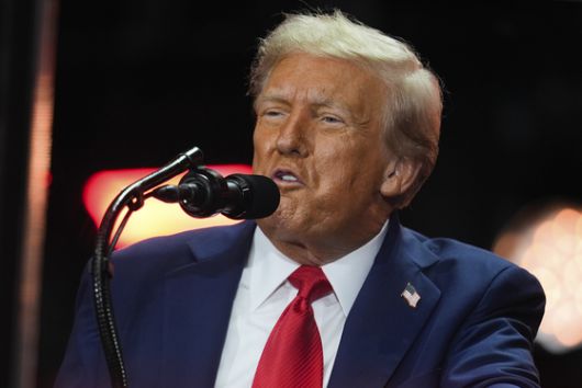 이재명 대통령과 강훈식 대통령실 비서실장이 지난 8월 25일(현지시간) 미국 워싱턴DC 백악관 오벌오피스에서 '결단의 책상'에 앉은 도널드 트럼프 대통령과 이야기를 나누고 있다. 백악관