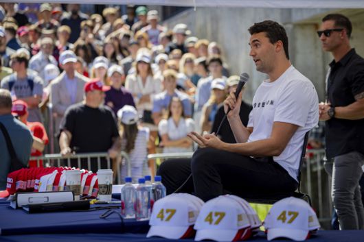 도널드 트럼프 대통령이 21일(현지시간) 애리조나주 글렌데일 스테이트팜 경기장에서 열린 보수주의 운동가 찰리 커크의 추모식에서 연설하고 있다. AP=연합뉴스