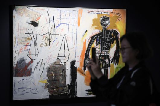 22일 오전 서울 동대문디자인플라자에서 '장 미셀 바스키아 : 과거와 미래를 잇는 상징적 기호들' 특별전 기자간담회에 참석한 기획자 디터 부흐하르트(왼쪽부터), 안나 카리나 호프바우어, 바스키아의 여동생 제닌 에리보 내외, 컬렉터 래리 워시, 숨 프로젝트 이지윤 총괄감독, 데이비드 스타크 바스키아 재단 이사장. 전민규 기자