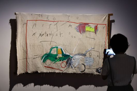 서울 동대문디자인플라자(DDP) 전시1관에서 22일 선공개된 ‘장 미셸 바스키아: 과거와 미래를 잇는 상징적 기호들' 전시 맨 마지막에 걸린 에슈(Exu)'. 1988년 바스키아가 28세로 짧은 생을 마치던 해의 작품이다. 김종호 기자