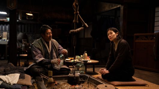 심은경 배우(오른쪽)와 ‘용의자 X의 헌신’(2008)에 출연한 쓰쓰미 신이치(堤 真一)가 함께 겨울 편을 이끌어나간다. 여름 편엔 ‘썸머 필름을 타고’(2021), ‘나미비아의 사막’(2024) 주연 카와이 유미(河合優実), 애플티비 시리즈 파친코(2022)에서 청년 모자수를 연기한 타카다 만사쿠(髙田万作)가 등장한다. 사진 엣나인필름