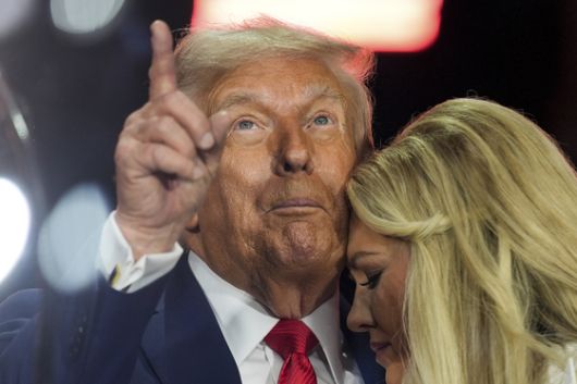 10일(현지시간) 유타주 유타밸리대학에서 연설하는 찰리 커크의 모습. AP=연합뉴스