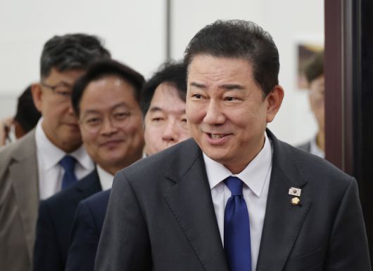 더불어민주당 김병기 원내대표가 21일 서울 여의도 국회에서 열린 취임 100일 기자간담회에 참석하고 있다. 연합뉴스