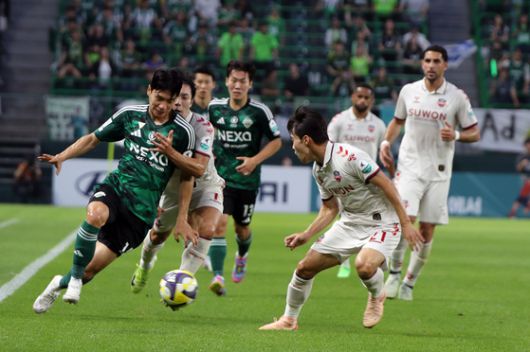 전북 현대 전진우(왼쪽)가 17일 수원FC전에서 문전으로 쇄도하고 있다. [연합뉴스]