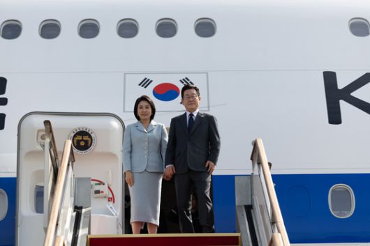 이재명 대통령과 김혜경 여사가 미국 뉴욕에서 열리는 제80차 유엔총회 참석을 위해 지난 22일 경기도 성남 서울공항을 통해 출국하고 있다. 뉴스1