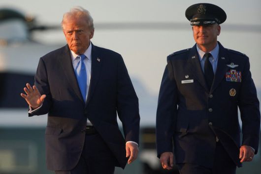 도널드 트럼프 미국 대통령이 22일(현지시간) 미국 메릴랜드주 앤드루스 합동기지에서 제80차 유엔총회 참석을 위해 뉴욕으로 출발하며 마린 원을 배경으로 걷고 있다. 로이터=연합뉴스