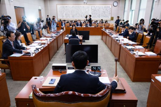 김용민 국회 법제사법위원회 법안심사제1소위원장이 23일 서울 여의도 국회에서 열린 제429회 국회(정기회) 법제사법위원회 제4차 법안심사제1소위원회에서 의사봉을 두드리고 있다. 뉴스1