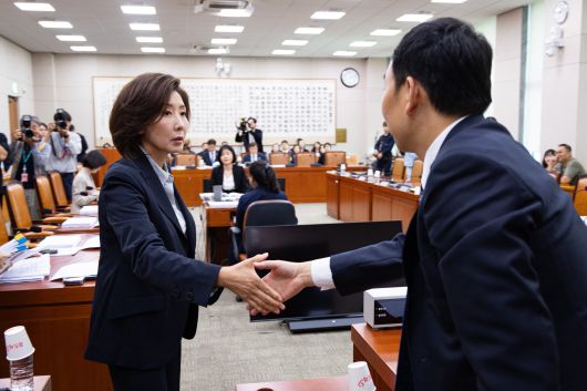 김용민 국회 법제사법위원회 법안심사제1소위원장(오른쪽)과 나경원 국민의힘 의원이 23일 서울 여의도 국회에서 열린 제429회 국회(정기회) 법제사법위원회 제4차 법안심사제1소위원회에 앞서 인사를 나누고 있다. 뉴스1