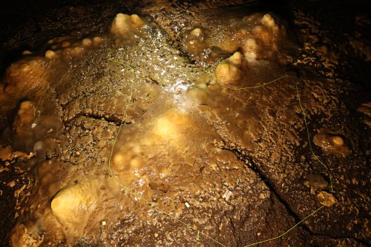 용천동굴 바닥에 남겨진 도자기 파편들. 연합뉴스