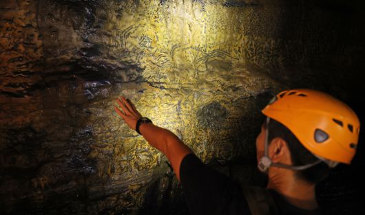 기진석 제주도 세계유산본부 세계유산팀장이 동굴 내부 벽면의 그림 흔적에 대해 설명하고 있다. 연합뉴스