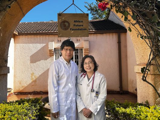 ‘2025 JW성천상’을 수상한 강동원 아프리카미래재단 짐바브웨 지부장과 전진경 메디컬디렉터 부부. 사진 JW홀딩스