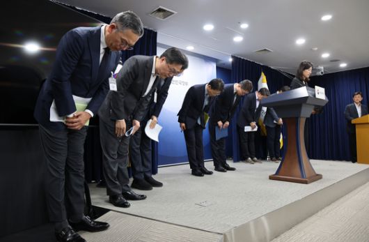 류제명 과학기술정보통신부 제2차관과 권대영 금융위원회 부위원장이 KT 및 롯데카드 관계자들과 19일 오전 서울 종로구 정부서울청사에서 해킹 대응을 위한 과학기술정보통신부-금융위원회 합동 브리핑을 마치고 고개 숙여 인사하고 있다. 사진 뉴스1