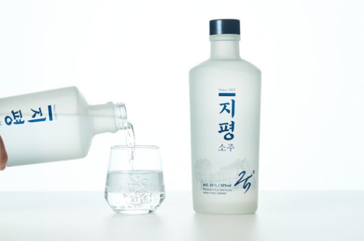 지평이 쌀·보리·수수 세 가지 곡물을 블렌딩한 프리미엄 증류식 소주 '지평소주'를 출시했다. 사진 지평