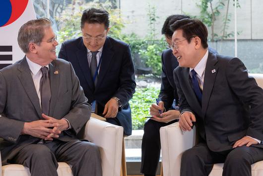 김용범 대통령실 정책실장이 24일(현지시간) 미국 뉴욕 유엔본부에서 이재명 대통령과 스콧 베선트 미국 재무장관 면담 관련 브리핑을 하고 있다. 연합뉴스