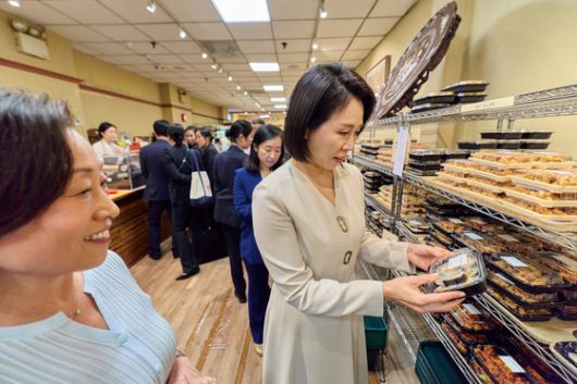 이재명 대통령과 함께 미국 뉴욕을 방문한 김혜경 여사가 23일(현지시각) 코리아타운의 한 식료품매장을 방문해 김밥을 살펴보고 있다. 김현동 기자