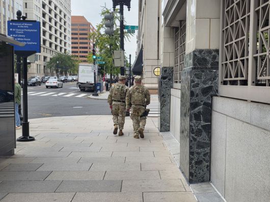 텍사스 댈러스에 위치한 이민세관단속국(ICE)의 구금시설에 대한 총격 사건으로 1명이 사망하고 2명이 중태에 빠진 사건이 발생한 24일(현지시간) 미국의 수도 워싱턴 도심에 평소보다 확연히 많은 주 방위군이 투입돼 순찰을 강화하고 있다. 워싱턴=선주 토마츠 코디네이터