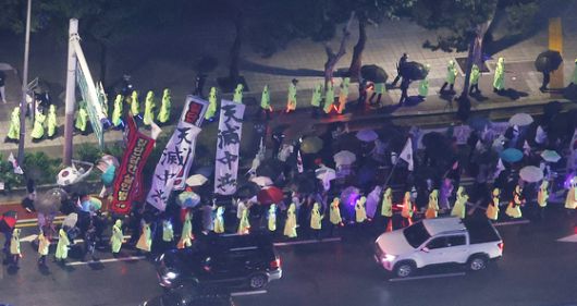 지난 19일 혐중 시위대가 서울 중구 명동에서의 집회가 제한되자 종로구 종각 인근에서 행진을 하는 모습. 뉴스1